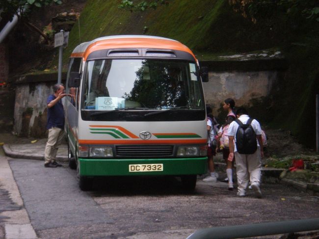 ちょうど下校時間に当たっていたので、車のお迎えが来ていました。