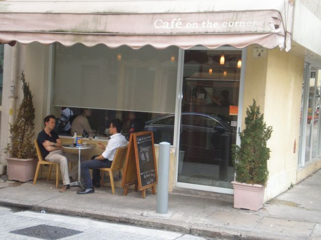 【カフェ・オン・ザ・コーナー】<br /><br />自動車修理工場が多く並ぶ新村街に小さなカフェがあります。テラスにテーブルを置いて、パリ・スタイルです。超高級車を修理に出した後、ここで午後の時間を過ごすセレブも多いようです。<br /><br />カフェ・オン・ザ・コーナー：クチコミ投稿しました。