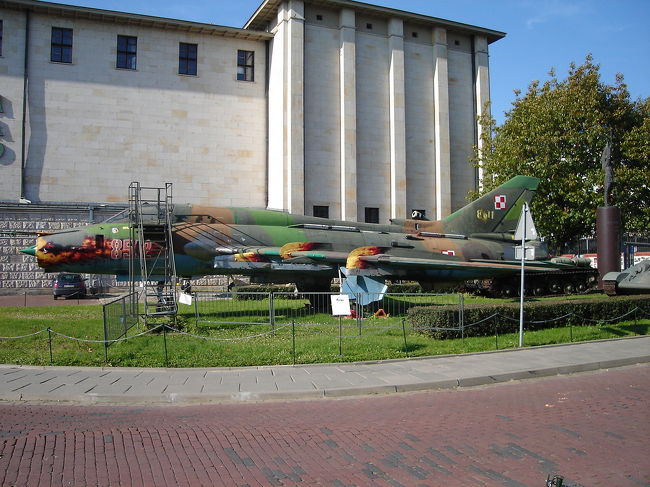 【軍事博物館】<br />建物正面の広場に多数の戦闘機が設置されています。もともと東欧系のお国柄だけに、ソ連製の戦闘機がメインです。<br />こちらはスホイです<br /><br />SUKHOI SU-22M4 SUPERSONIC FIGHTER-BOMBER