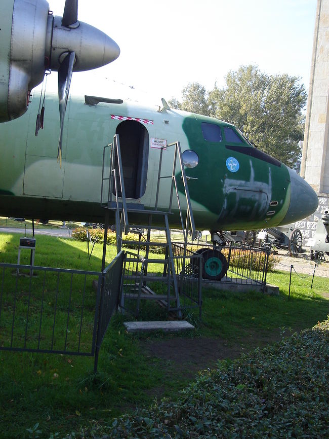 【軍事博物館】<br />この輸送機、入り口のドアが開いていて、タラップもついています。<br />「この輸送機入れんじゃん」と喜び勇んで入ってみると、実はメンテナンス中だったらしく、修理のおっさんと遭遇。慌てて逃げ去りました。