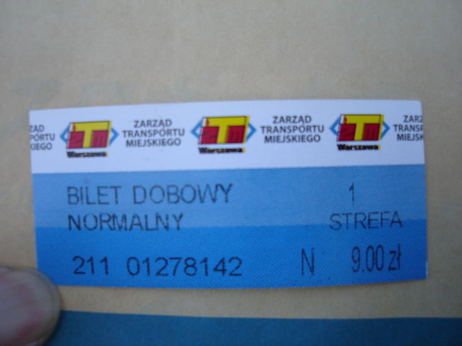 市内交通（路面電車、バス）の24時間乗り放題券（9ズロチ）。市内の乗り物は基本的にセルフ改札で、乗ったらすぐに入り口近くの改札機で改札します。何故すぐかというと、抜き打ちの車内改札があるからです。抜き打ち車内改札は覆面の改札員によって実施され、列車が出発すると車内の改札機を無効化し、隠し持っていた携帯改札機で検札します。無効化された後で改札をしようと思っても後の祭りです。私の時は違反者はいませんでしたが、違反金は結構高くつくそうです。（キセルはどこも高くつきますが・・・）