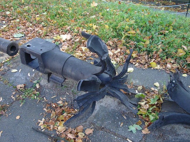 【軍事博物館】<br />先端が裂けたパーツ。暴発かな？