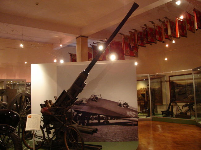 【軍事博物館】<br />建物外だけでもかなり満喫できます。後ろ髪を引かれる思いで建物内に入ります。建物内にも対空砲が展示されています。