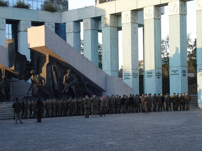 【ワルシャワ蜂起記念館】<br />何かのイベントとバッティングしたのか、軍服姿の方々が整列していました。