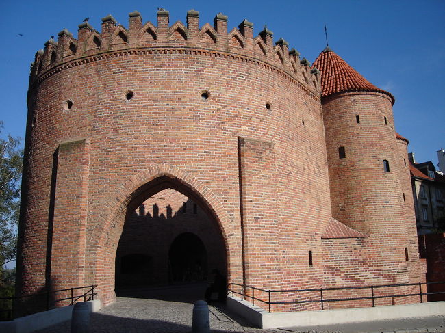 【ワルシャワ版バルバカン】<br />クラクフに立派なバルバカンがありましたが、それと比べると簡素なものでした。