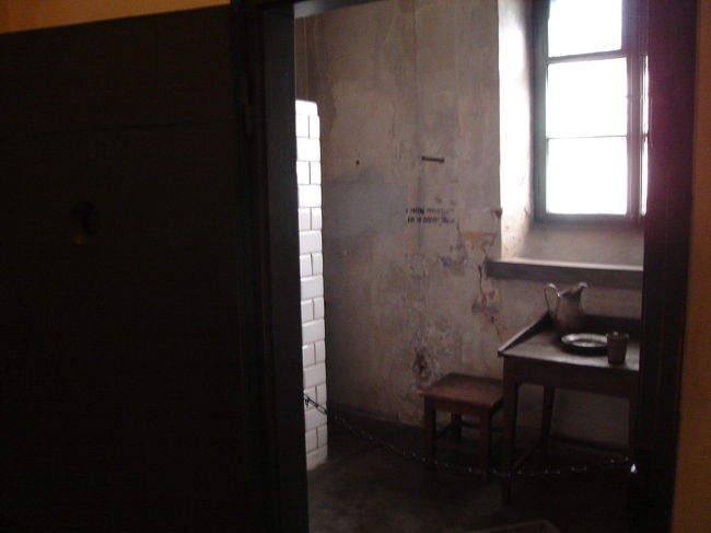 【10号棟博物館】<br />囚人の独居房