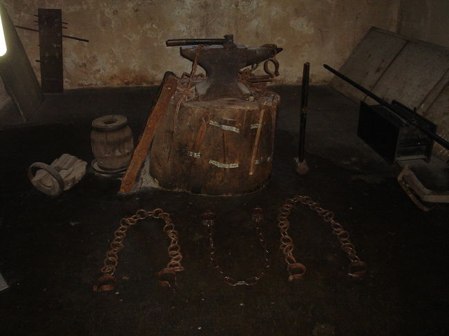 【10号棟博物館】<br />囚人の拷問部屋？<br />錆びた枷が生々しい<br />雰囲気的にかなり迫力のある博物館でした・・・。