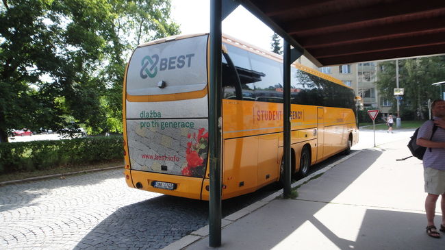 プラハからチェスキー・クルムロフへ行くには、このStudent Agencyのバスが便利。窓越しにチェコの田園地帯を眺めるのも楽しい。<br />定刻通りに出発し、予定の時間に到着した。<br />飲み物サービスもあり、トイレも付いてます。