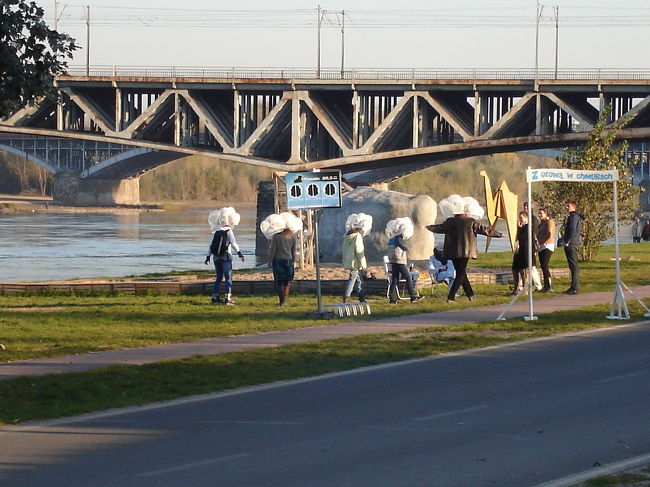 【オマケ】<br />表紙に使ったこの怪しい集団。リーフレットには下記の記載がありました。<br />・・・・意味不明です。<br /><br />--------------------<br />With head in the clouds is a lazy turism.<br />A comfortable levitation with head in the cloud, thet tells you about the real and possible...<br /><br />Five people can take part in a journey at the same time. They put their heads in the clouds, become actors and perform for 21 minutes.<br />---------------------------