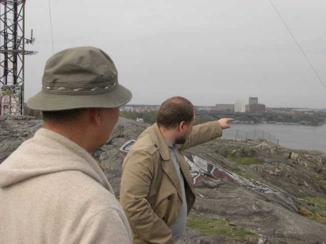 地元民しか分からない、小さい駅で降りて民家の間の道をあがっていくと<br />ストックホルムの街を見下ろせる丘につきます。<br />アダモ、きちんとお父さんの面倒を見てくれています。<br />つ・か・え・る( ´艸｀)<br />