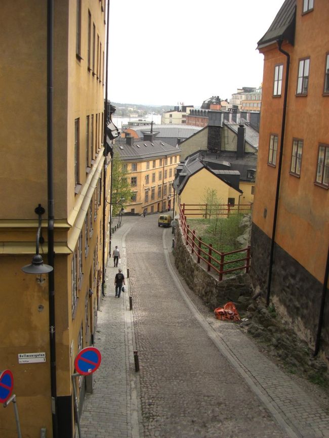 ガムラ・スタンまで来ました。旧市街です。<br />街並みがヨーロッパでどの家も可愛いです。<br /><br />ヨーロッパは石造りの家が多いせいか、ヨーロッパ人の友達には<br />「日本の家は箱でできた家みたいで頼りないよね」と言われます。<br /><br />でも冬に暖かいのは日本の家じゃん。