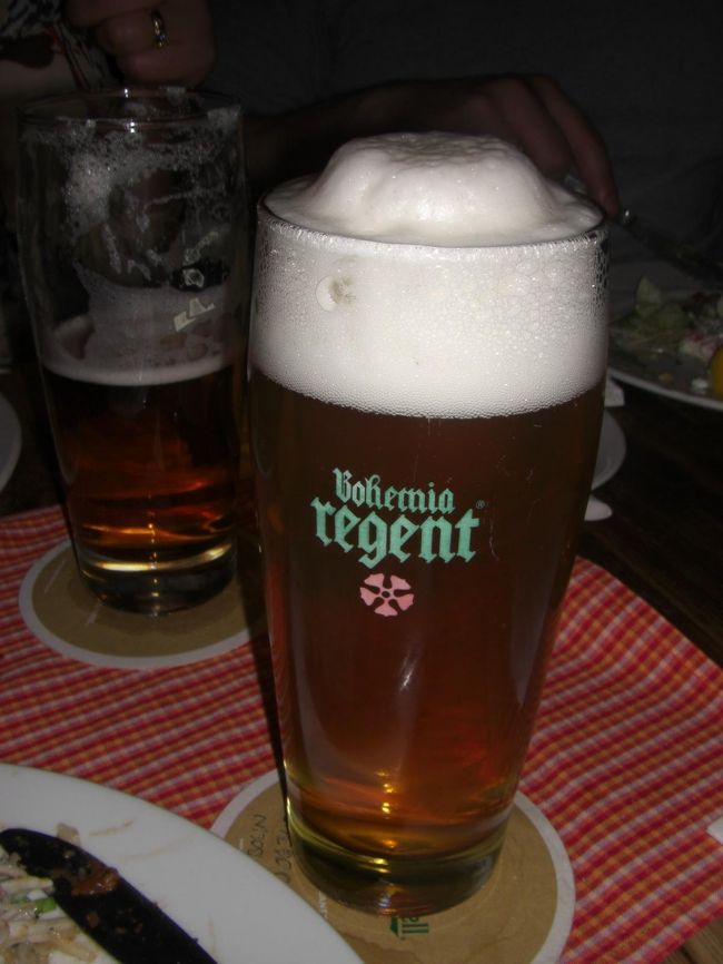 夕飯はアダモちゃんとアダモちゃんの彼女の行きつけのレストランへ。<br />とりあえずビールです。泡がもこもこ♪<br /><br />ビール好きはどこの国にいっても、ビールが飲めるので苦労知らずです。