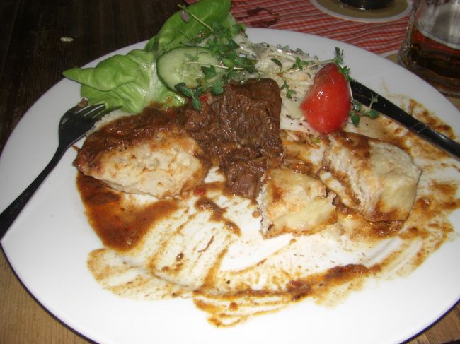 食べかけだけど、父親は牛肉のシチューみたいなのを頼みました。これは２５００円くらい。高いっ！！<br /><br />北欧はちょっと高すぎだけど、ヨーロッパの他の国々も割と外食代が高くつくので家で食べる家庭が多いみたいです。<br /><br />