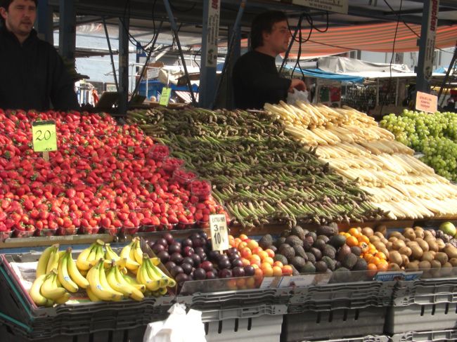 <翌日><br /><br />本日はアダモちゃんも、彼の彼女もお仕事のため父親と二人で観光です。<br />とりあえず父親が好きそうなH&amp;M（←流行りもの好き）を見たあと、色とりどりの市場へやってきました！！<br />苺が美味しそう（＊＾　＾＊）<br />北欧はベリーが充実しているのです。