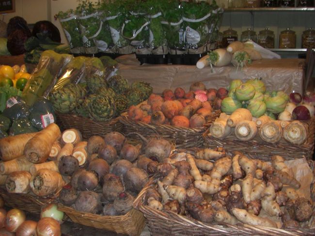 こちらは根野菜。こういうところでお買い物をして、食事を作りたい！！<br />ヨーロッパの市場見ているだけで楽しい。<br /><br />アジアみたいに蛙とか虫とか突然出てきて驚くこともないし。