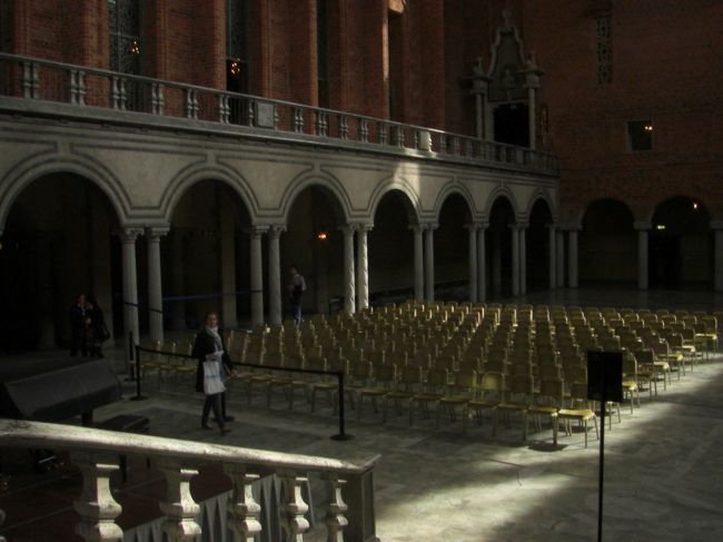 そしてやってきたのが本日のハイライト。市庁舎です。そう、ノーベル賞受賞祝賀晩餐会が行われる場所です。ガイドツアーに参加しないと全部見て回ることができないために、時間が来るのを待っていました。しかし英語の説明なので・・