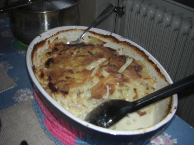 アダモが作ってくれた、じゃがいもとアンチョビを交互に重ねてクリームソースをたっぶり乗せて焼き上げた「ヤンソン氏の誘惑」おいしい！！