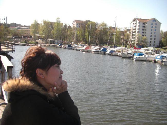 ＜最終日＞<br />アダモの家の近くにある公園に二人で散歩しにきました。夏になるとこの湖で泳ぐんだって。楽しそう。でも冬が辛すぎるみたいで、自殺者も多いとのこと。