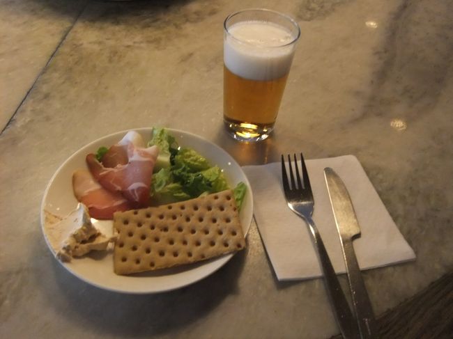 空港に着いたら、チェックインしてラウンジへ。<br /><br />ＳＡＳのラウンジでインテリアとかはさすが北欧！ってかんじだったけど、結構ショボいラウンジだった。長距離フライトなのにシャワーがないのは辛いなぁ。