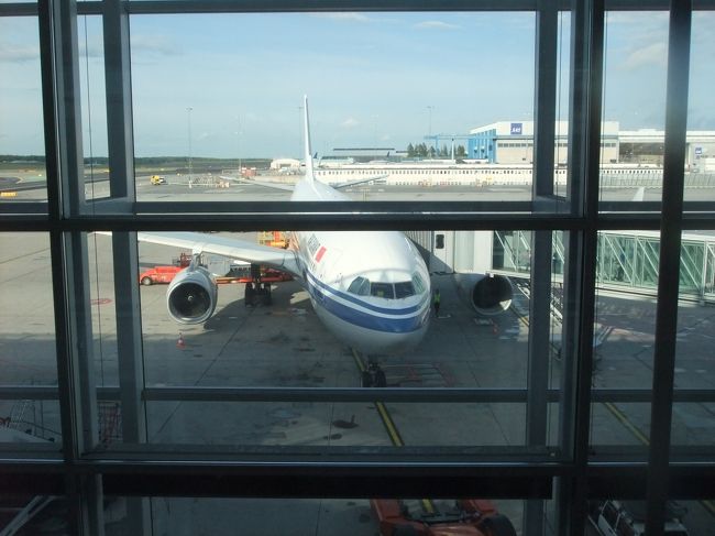 出国審査がなかったので、ここは審査なしなのかと思っていたら、ゲートに行く手前で突然、出国審査場（といっても１ブースだけ）登場！<br /><br />初めてのケースだったのでビックリした。<br /><br />行きは日本人をほとんどみかけなかったけど、帰りは多かった。<br />北欧３国のツアーぽい。