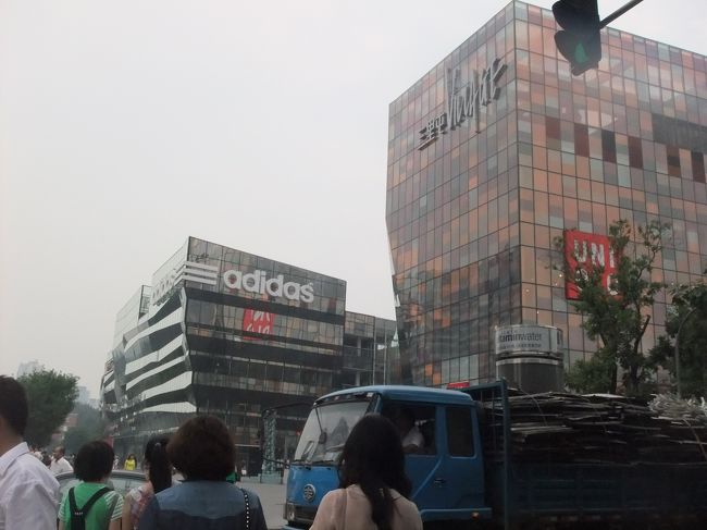 三元橋で降りて三里屯へ行ってみた。