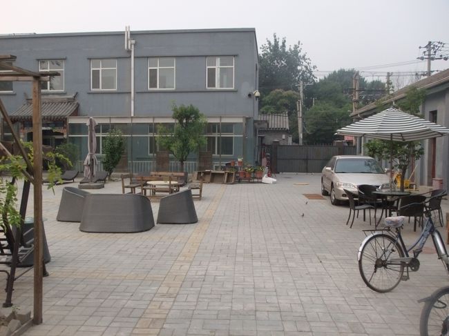 宿でチェックインしてシャワーを浴びたものの、寝るにはまだ早いので、青島ビールでも飲もうとフロントに聞いてみる。<br /><br />８元で常温の瓶ビールがあったけど、冷えてるのはないか聞いたら、中庭のバーで聞いてくれた。<br /><br />ってか、ここの宿に中庭があるなんて知らなかった！！<br />支払いは済ませていたけど、バーで買うと冷えた同じビールが４元だったらしく、差額が返ってきた。笑<br /><br />ここのソファーで星を見ながらひとり瓶ビールをグビリ☆<br />なんだかここ最近で一番贅沢で満ち足りた時間のように思えた。<br /><br />