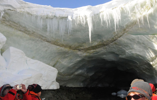 氷に覆われた小島に近づいた。海面と接する部分は氷が溶けて洞窟となっていた。垂れ下がっているツララが見事だ。