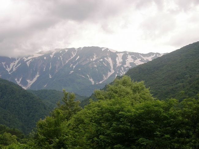 白馬鑓ヶ岳から杓子岳にかけての稜線は顔を出してくれました。