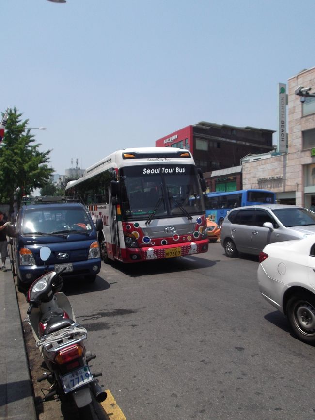 今日はソウルツアーバスという乗り降り自由の循環観光バスを利用して市内観光をします。ちなみに降りないで乗りっぱなしだと一周2時間ぐらいで周れすそうです。