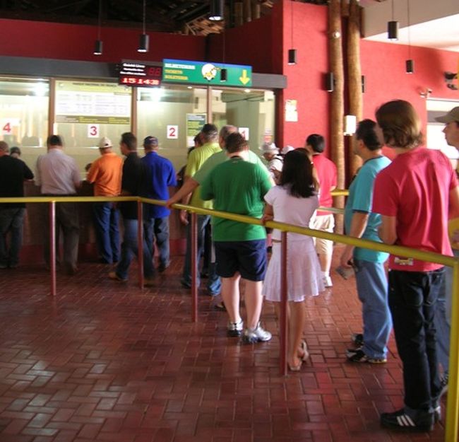 初日はブラジル側から滝を眺めます。<br /><br />イグアス自然国立公園のバスチケット売り場。<br /><br /><br /><br />