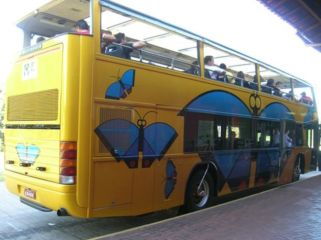 カラフルなバスに乗って森を抜け、滝（遊歩道）の入口に着きました。