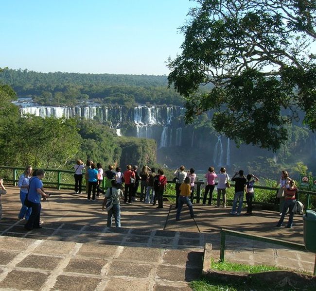 滝が見えてきた。テンションが一気に上がります。