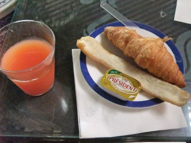 朝ごはんにクロワッサン。