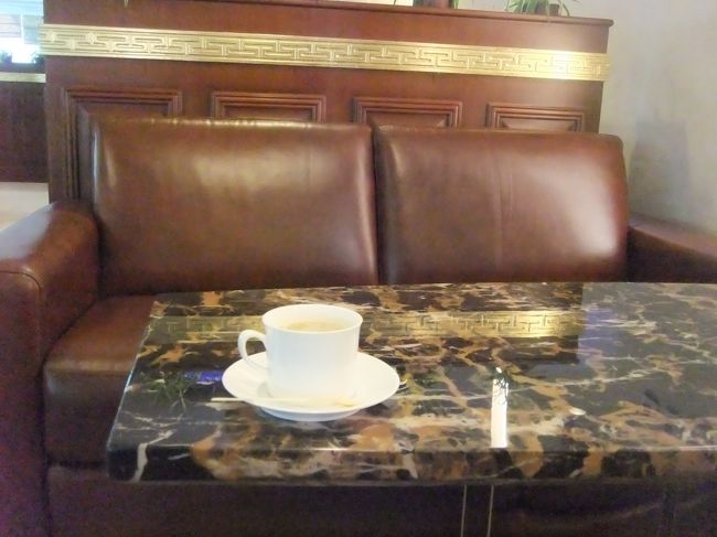 いつもどおりバスで飛行機まで移動し、出発。<br />経由地大連でコーヒーを飲んで。