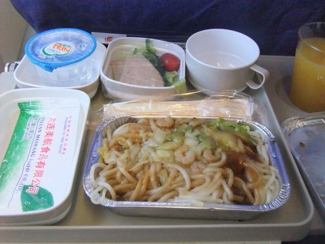 機内食は予想どおりのお味。<br />大連〜福岡は麺かご飯が選べることが多いけど、私の統計によるとご飯の方がマシかな。（今回は麺にしたけど）<br /><br /><br /><br />