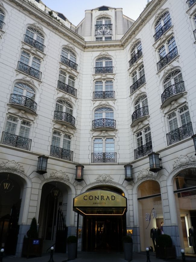 7月21日土曜日<br /><br />お昼ごろまで仕事があったので、<br />仕事が終わる時間に旦那に職場に来てもらい、<br />いざブリュッセルに向けて出発！<br /><br />の予定でしたが、<br /><br />急いで何か食べてから行こう、ということになり、<br />思いのほかゆっくり食べてしまい、<br />そしてだらだらと運転していたせいで時間もかかり、<br /><br />なんだかんだで夕方にブリュッセルに到着しました。