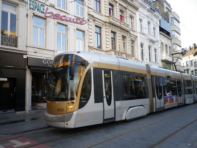 行く前に色々とレストランを調べたのに、<br />時間が遅くなってしまったからもうどうでもよくなり…<br /><br />とりあえずルイーズ駅の方へ歩きました。