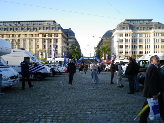 最高裁判所前<br /><br />なんだか賑わっているなぁと思っていたら、<br />この日はベルギーの建国記念日。<br /><br />パリの「14 Juillet」程ではないけど賑わっていました。