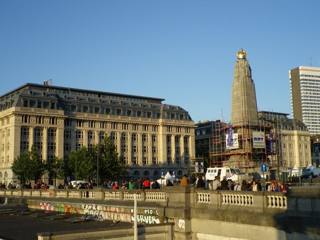 建物が夕日色に染まっていきます…