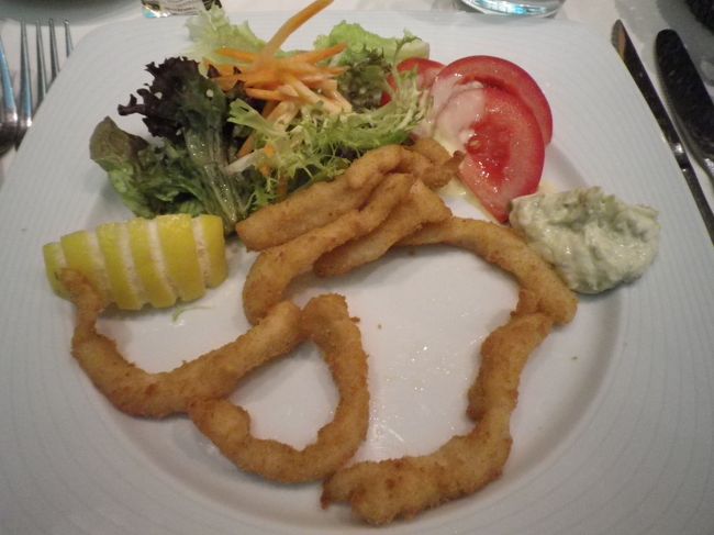 選んだり、探しに行ったりする時間はなし。<br /><br />ホテルに向かう途中のレストラン街の中から<br />入り版混み合っているところに入りました。<br /><br />前菜＋メイン＋デザートでたったの28.5Euro。<br />夕食でですよ〜〜<br />しかもサービスも良いし、<br />オーナーが各テーブルに挨拶に来たり、<br />従業員も気が利くし、<br />この質でこの値段、パリではありえない料金です！<br /><br />