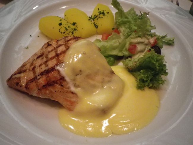 肉を食べない私はサーモングリル。<br /><br />ソースは別々にサーブされたのですが、<br />お皿にソースがなくなる度にオーナーがソースをかけにきてくれました。