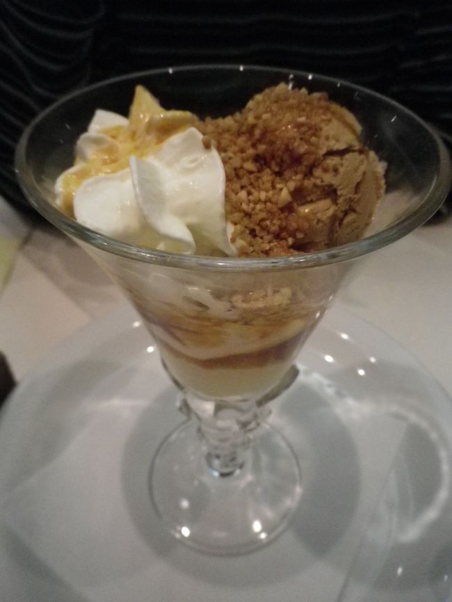 そしてデザートのアイスクリーム。<br /><br />コーヒーまで飲んで2人で6000円ちょっと。<br /><br />あまりの安さとサービスの質に満足して、<br />チップをはずんで渡したら、<br />従業員みんながにこやかに挨拶したり握手されたり。<br /><br />遅い時間に間に合わせで食べた夕食でしたが、<br />かなり満足しました♪