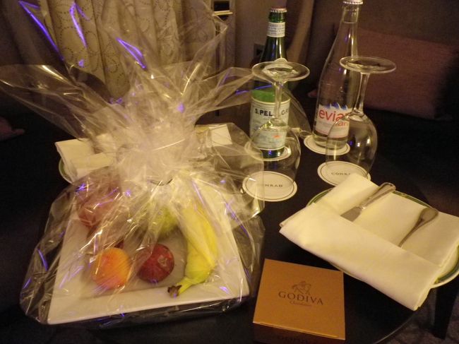 夜12時ごろ、<br />ホテルのお部屋に戻ったら<br />フルーツとお水、そしてゴディヴァのチョコレートが♪<br /><br />喜ぶのもつかの間、<br />旦那は無防備な状態のまま外へ出たので、<br />部屋に置いておいた貴重品のチェックを開始（笑）<br /><br />まぁ何度もカージャックやら強盗に襲われてるから<br />万事を疑うのも無理はないかっ^^;