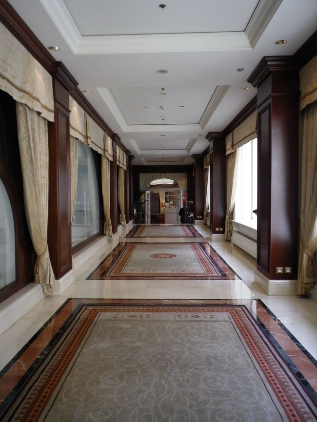 翌朝、長い廊下を通り朝食ルームへ。