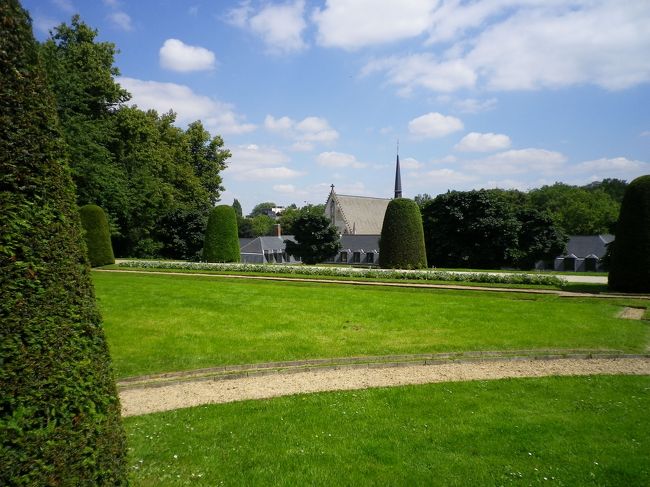 ルイーズ通りを最後まで歩いたらUターン。<br />ルイーズ通りの最後は、<br />ヨーロッパでもっとも美しいと言われているカンブルの森。<br /><br />そしてカンブル大修道院へ。