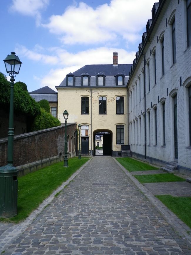 素敵な石畳の道…