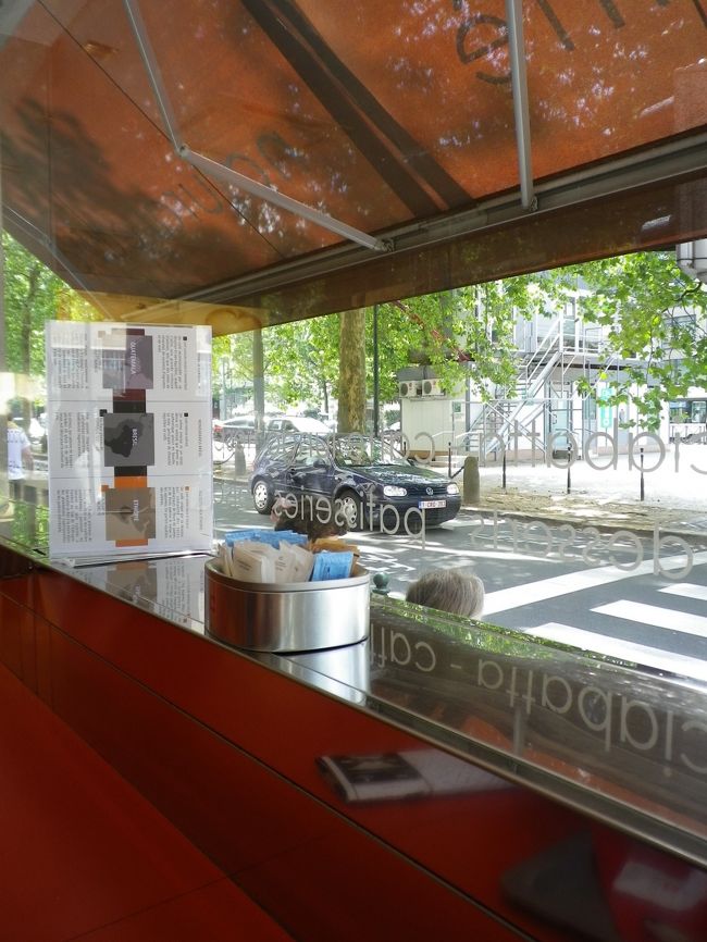 イリーのカフェ発見！<br /><br />フランスのチケットレストランが使えました♪<br /><br />※フランスのチケットレストランとは、<br />お昼の為に自分40%、会社側60%で発行してくれる<br />レストランの商品券のようなもの。