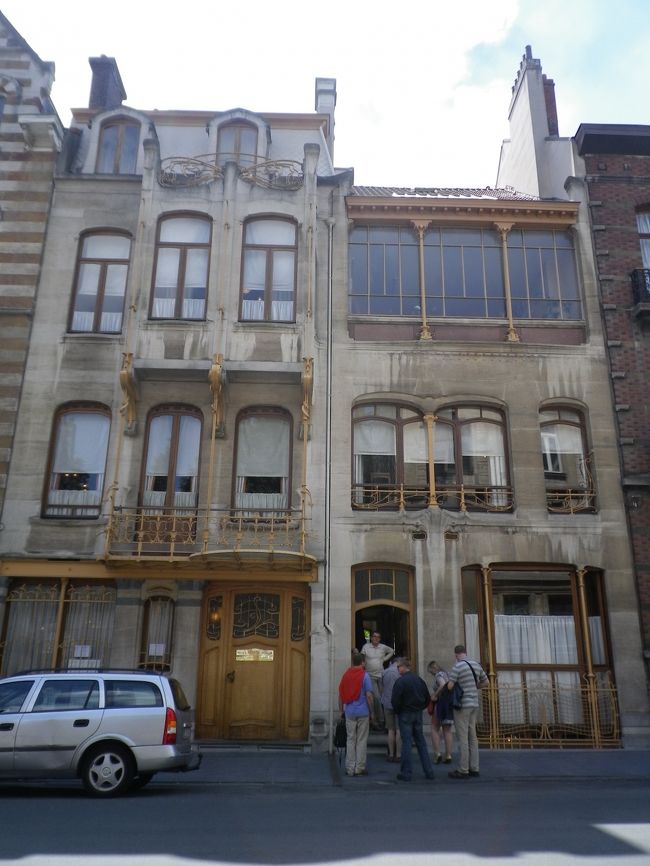 オルタ美術館。<br /><br />でもここ、なんか感じ悪い。<br /><br />確かにアールヌーボー様式の立派な建物だけど、<br />入り口で小さいポシェットすらクロークに預けろというし、<br />日本式2階でチケットを買うように案内されて行ったら、<br />カードで買う場合は1階の本屋で買って来いと言われるし。<br /><br />貴重品がぎっしり入ったポシェットが心配で、<br />旦那も私もざーっと見ただけで足早にクロークに戻り、<br />さっさと出て来てしまいました。<br /><br />滞在時間約5分で7Euro。<br />しかも写真は禁止。<br />