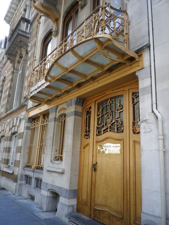 旦那はぼったくられた気分だとブツブツ…<br /><br />アールヌーボーの国から来たのに、<br />わざわざ隣の国でお金を払って建物に入る必要ない、<br />とブツブツ…