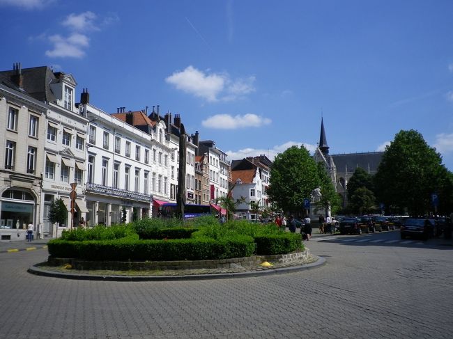 またまた歩いてグランプラスへ。<br /><br />なんだかコーヒーを1杯飲んだ以外5時間歩きっぱなし。<br />しかもどこもかしこも石畳だし、フラットシューズだし。<br />足の裏痛い…